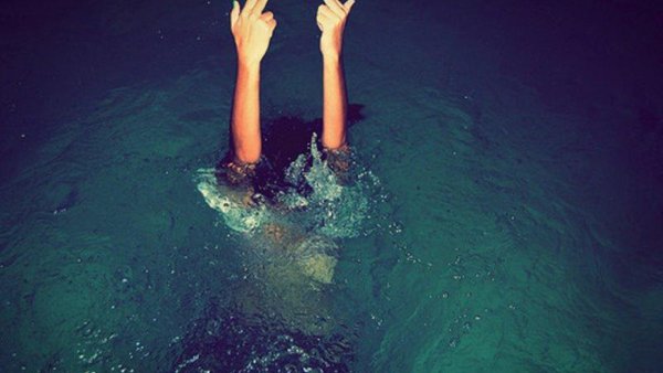 Средний палец из воды