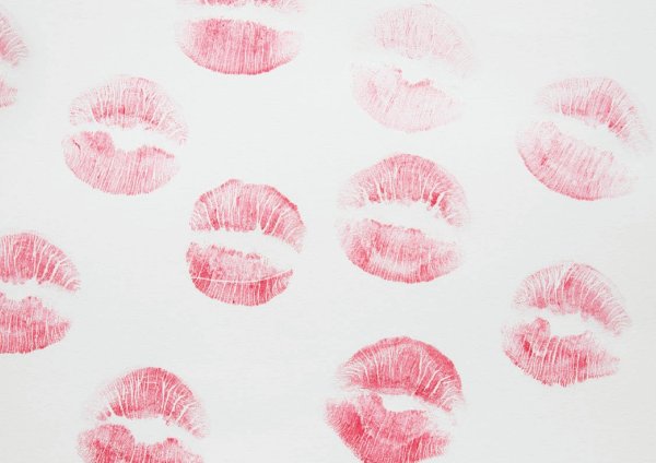 Отпечаток губ на бумаге