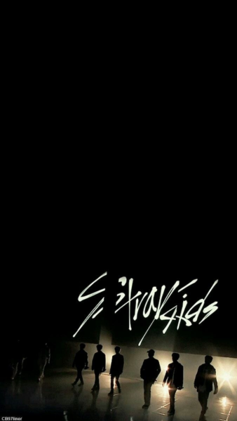 Stray Kids на черном фоне