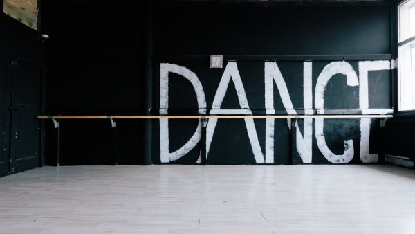 Танцы надпись