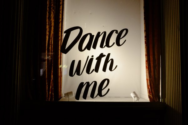 Dance надпись