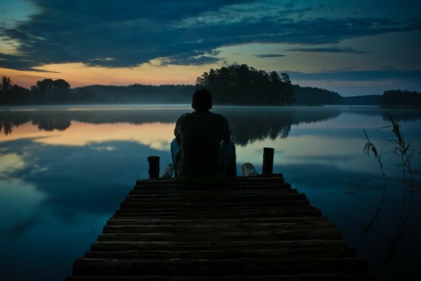 Человек на берегу реки