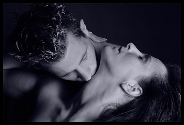 Поцелуй в шею девушке