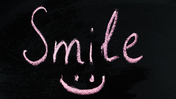 Надпись smile на черном фоне