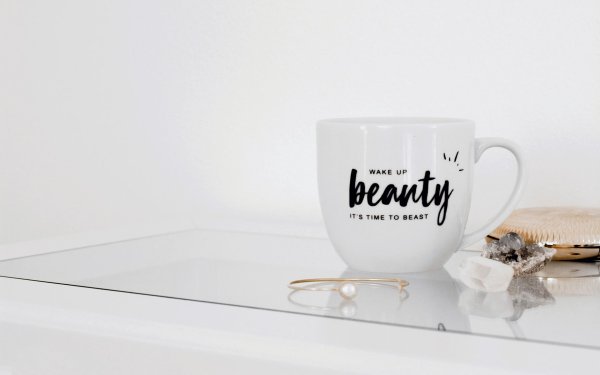 Белая надпись