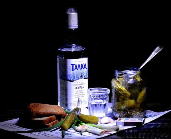 Бутылка водки и закуска