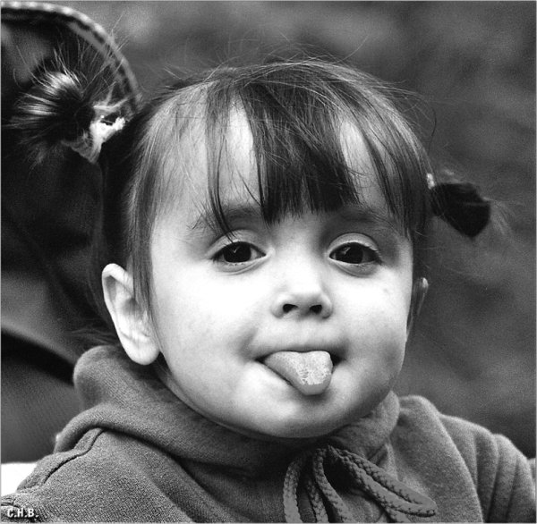 Девочка корчит рожицы