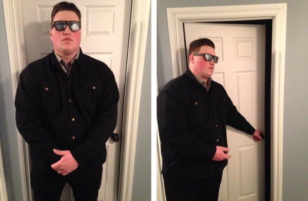 Охранник открывает дверь