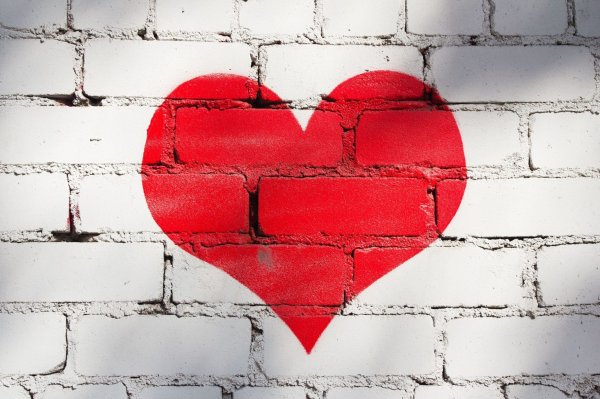 Сердце на кирпичной стене