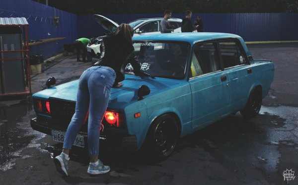 ВАЗ 2107 Боевая классика с девушкой