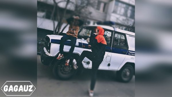 Пацаны возле полицейской машины