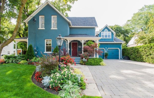 Дача в голубом цвете