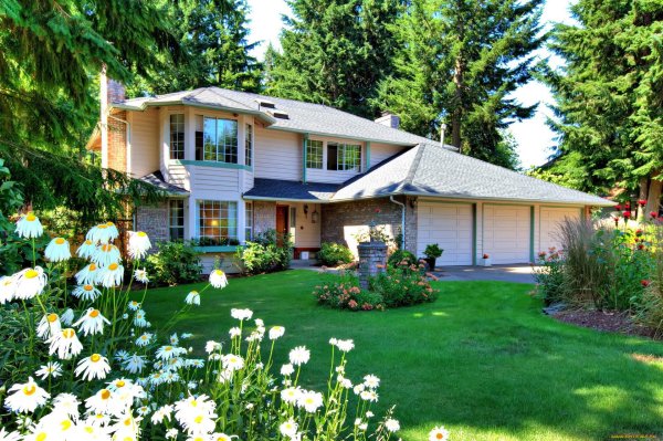 Красивый дом с лужайкой