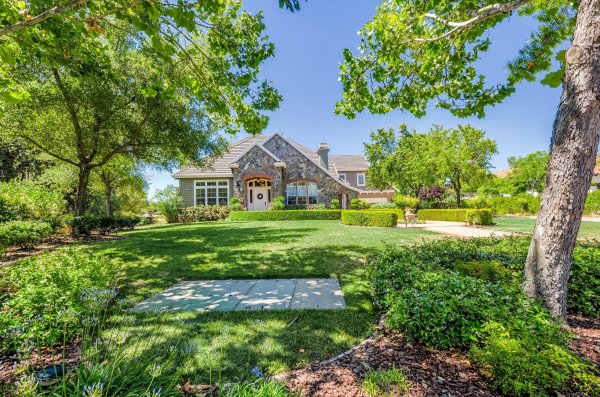 Дом с лужайкой