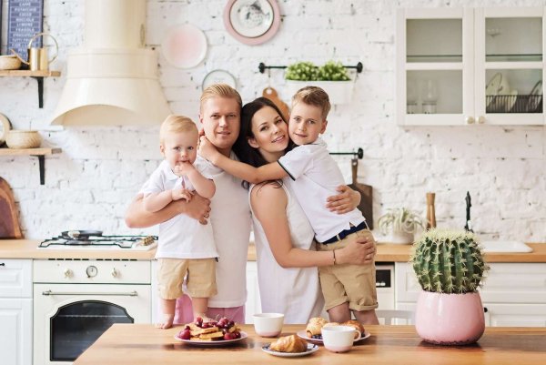 Семейная фотосессия на кухне в студии