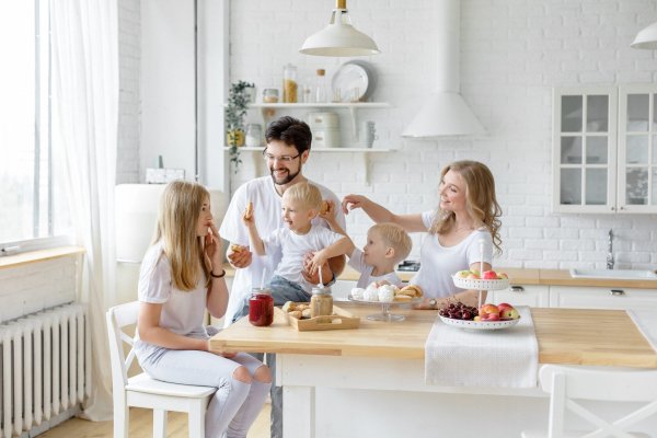 Счастливая семья на кухне