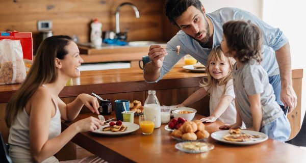 Муж обедает на с ребенком