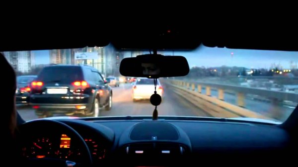 Девушка за рулем Порше со спины