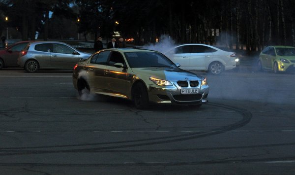 BMW m5 e60 Золотая