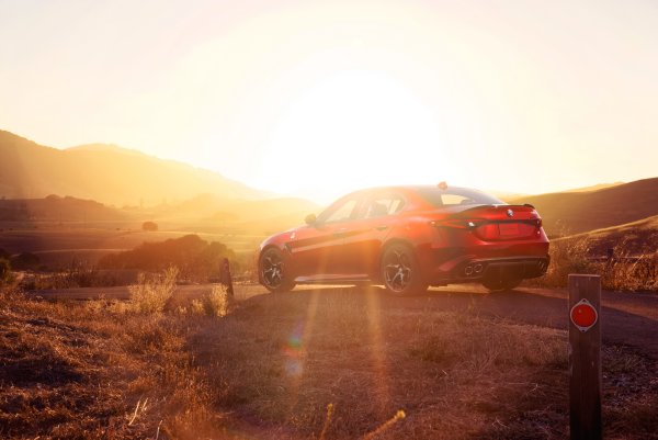 Автомобиль на рассвете