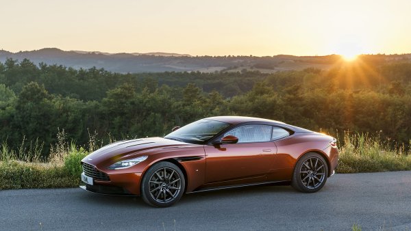 Машина Aston Martin db11