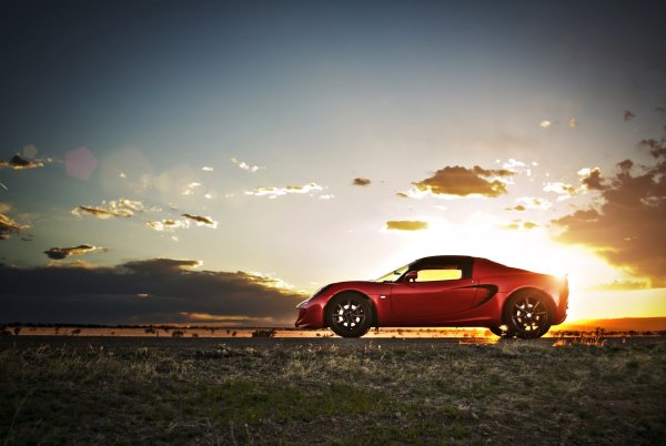 Машина на фоне заката