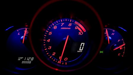 Спидометры на панели машины