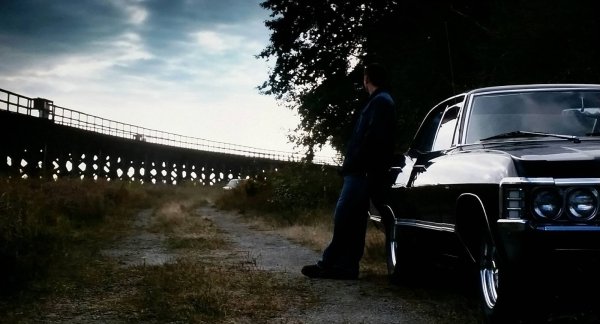 Дин Винчестер возле Импалы