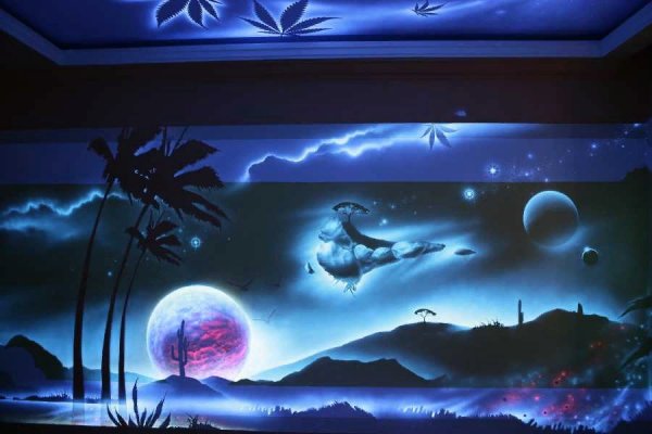 Роспись стен светящимися красками