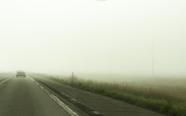 Машина на трассе в тумане