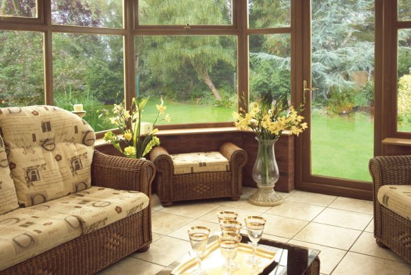 Веранда гостиная с видом на сад