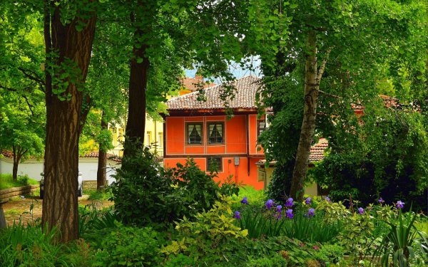 Уютный домик с садом