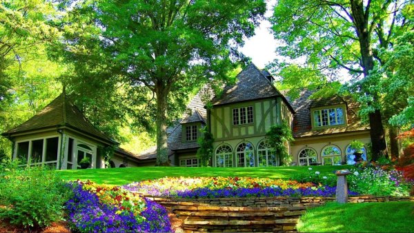 Домик в зелени