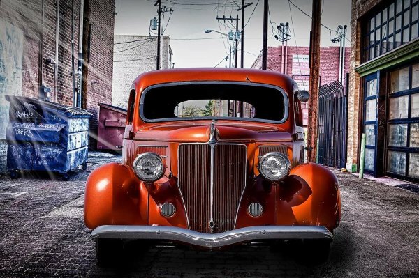 Красный ретро автомобиль