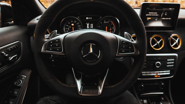 Мустанг и мерс салон