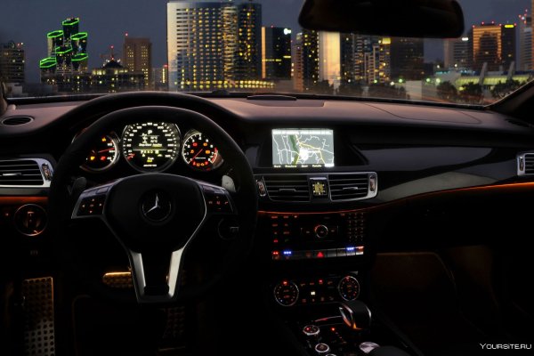 Mercedes CLS 63 AMG салон ночью
