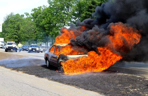 Горящая машина