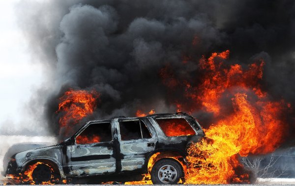 Горящая машина фон