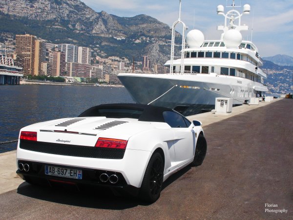 Богатство машины яхты