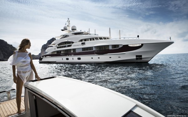 Девушка на фоне яхты