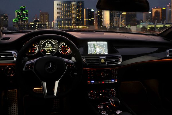 Mercedes CLS 63 AMG салон ночью