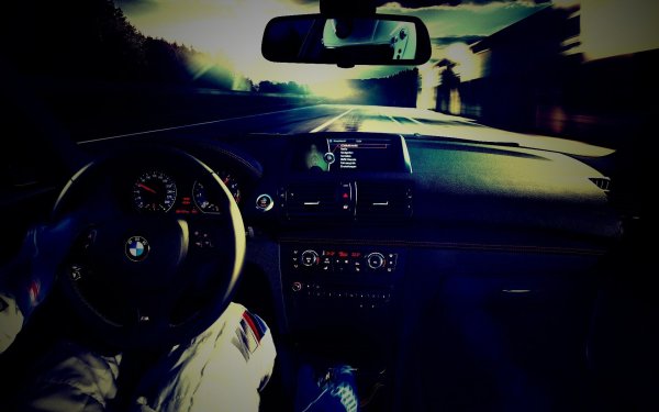 Парень за рулем ночью