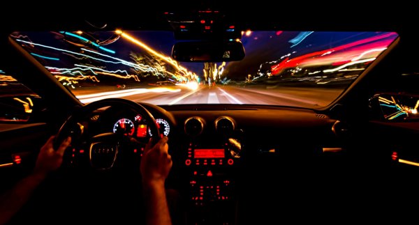 Вид из машины на ночной город