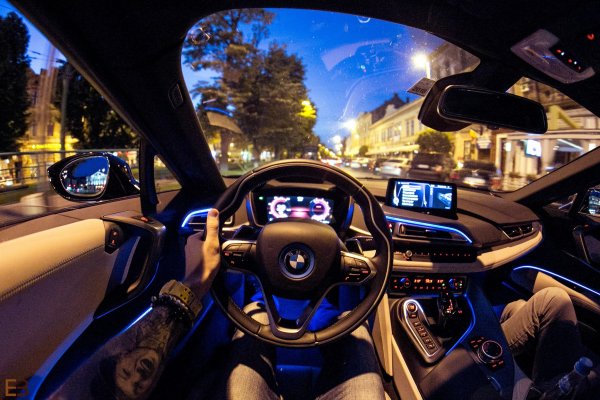 BMW i8 салон ночью