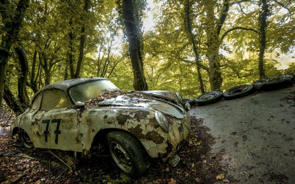 Заброшенная Разбитая машина