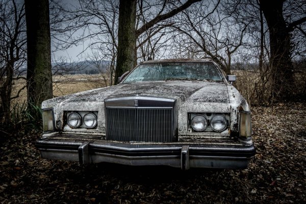 Заброшенная машина в лесу ночью