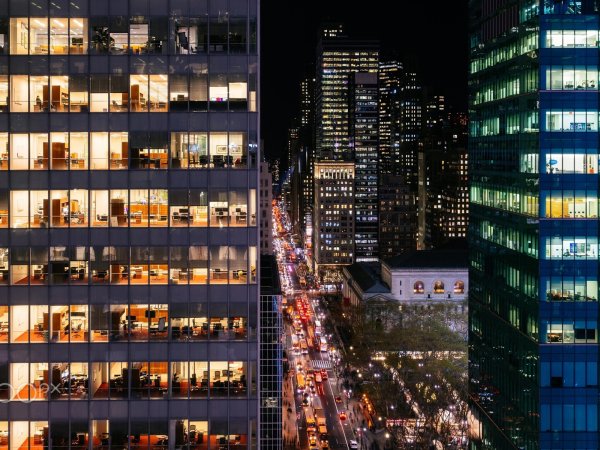 Нью-Йорк ночной Манхэттен с окна