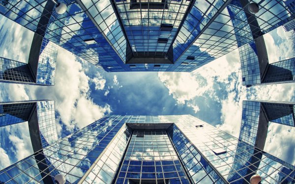 Вид на небо снизу вверх город