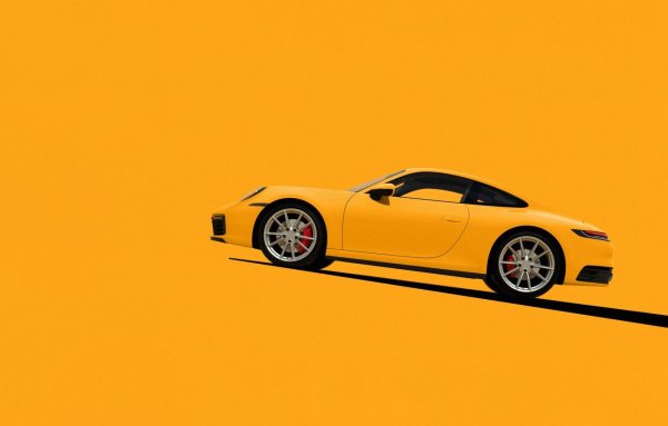 Машина на желтом фоне