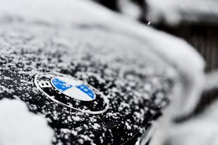 Значок БМВ В снегу